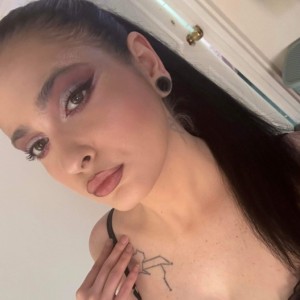 Shirine, Long Eaton escorts