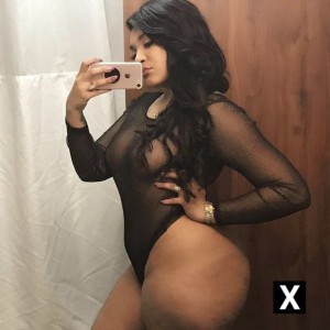 Bella, Queens escorts