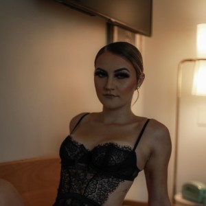 Chloe, Compton escorts