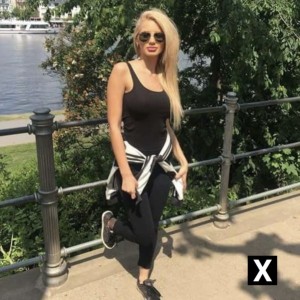 Courtney, Chandler escorts