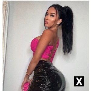 Selena, Grays escorts