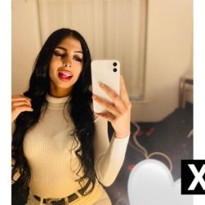 Julia, Brackley escorts