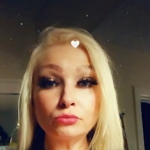 Poly, Victor escorts