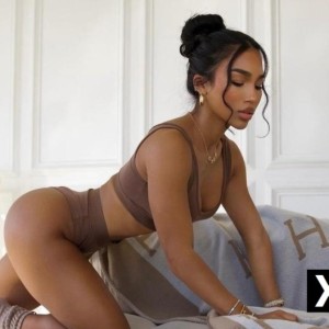 Julie, Alness escorts