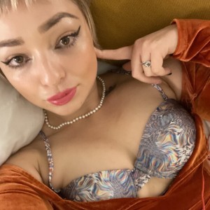 Violet, Salem escorts