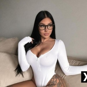 Vanesa, Johnstone escorts
