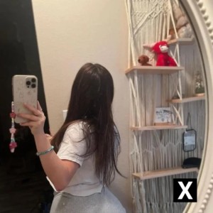 Holly, Warren escorts