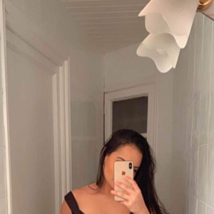 Buna ..sunt O Domnisoara Pe Nume Roxy Si Sunt Total Diferită De Restul. 0763128143, Brașov escorts