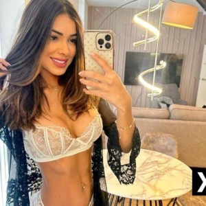 Betty, Irlam escorts