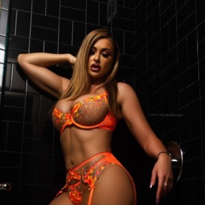 Kat, Reston escorts