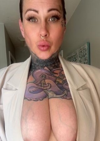 Newport | Escort Rae-49-234819-photo-1